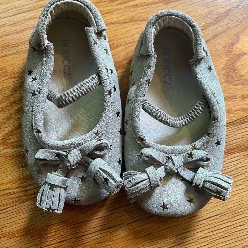 Robeez gray with star print soft sole shoes size 12-18 months